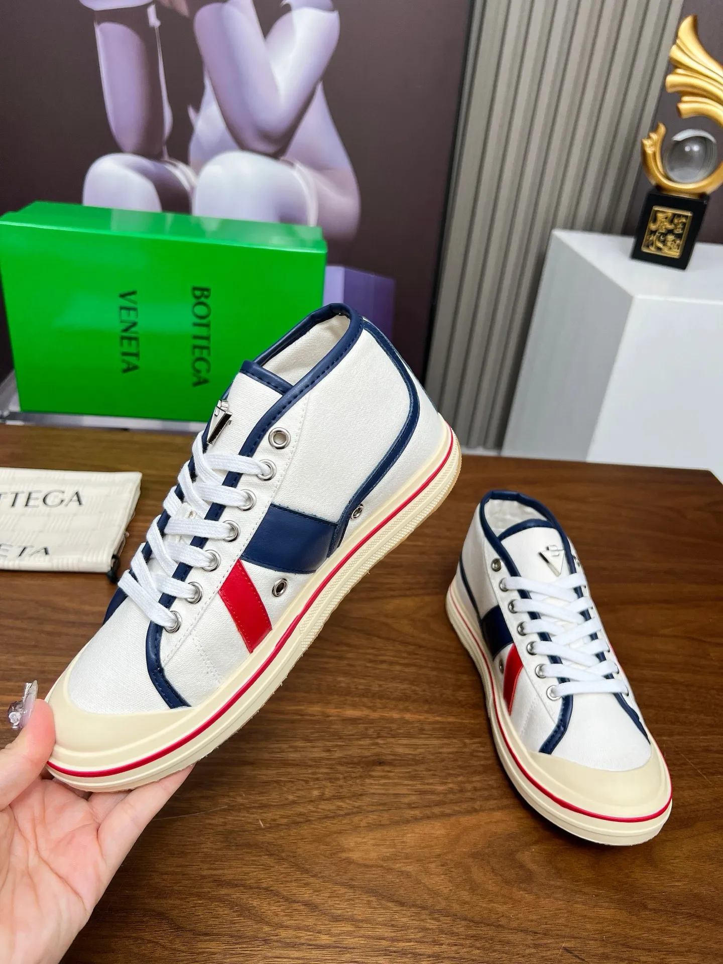 Men's men's shoes 💰520💰 Bottega Veneta BV's latest Eliot series retro basketball shoes casual sports canvas shoes 🔥Become a god when it is launched!🔥 Inspired by retro basketball sneakers, the color combination highlights youthful vitality and perfectly interprets the theme of youth and childlike innocence. The details are also very particular. The summer canvas brings excellent durability and comfort. Designs such as calfskin trim, rubber toe caps and hand-painted retro red lines are full of retro feel. The round toe and convex sole add a modern feel and are suitable for various styles. Easily create a fashionable atmosphere. The upper foot is the focus...can be worn as a couple's shoes...The red lines on each shoe edge are hand-painted, which adds more taste and attitude! ✦Fabric: Original customized high-density canvas + cowhide ✦Inner lining: original customized breathable canvas ✦Insole: movable latex cowhide insole ✦Sole: original molded non-slip and wear-resistant TPU material ✦Sole thickness: 3cm ✦Number of sizes: female size 35--40, female 40 is customized and non-returnable ✦Number: male size 39--45, male 45 is customized and non-returnable